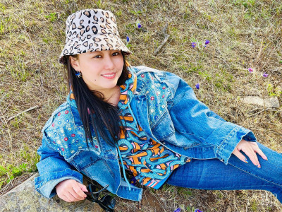 Солонгон аашт охидоо салхинд гаргаж, үхэрт боорцгоо алджээ /бичлэг/