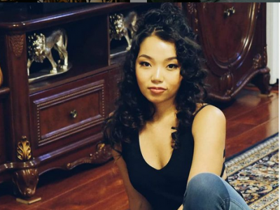 Дуучин Б.Хулан охиноороо гангарч явна