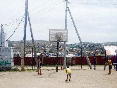 Гэртээ хоригдохоос өөр сонголтгүй хүүхдүүдийн зуны амралт 