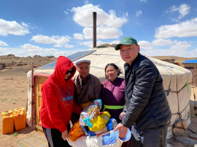 Б.Болд, Х.Мөнгөнцэцэг тусламжаа өөрсдийн гараар хүргэжээ