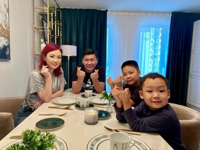 Аавыгаа усны дусал мэт дуурайсан Галаагийн охин том болжээ