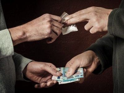 Томчуудын хүүхдүүдийн хар тамхины хэргийг хав дарсаар байх уу