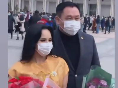 Шинэхэн Алтан гадас одонт А.Гэрэлцэцэг нөхрөөрөө гоёв