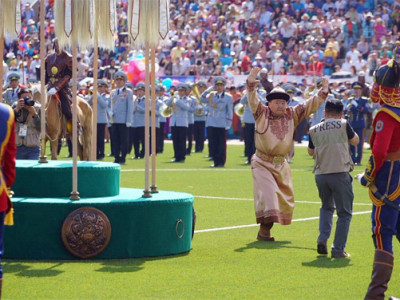 Ц.Элбэгдорж: Юу нь буруу байгаа юм. Сайхан л зураг. Эсвэл БАС л буруу юу 