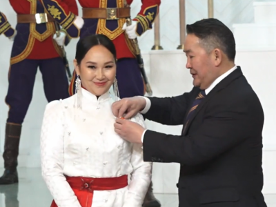 Жүжигчин Б.Отгонтуяа АЛДАРТ эхийн одонгоо гардан авчээ 