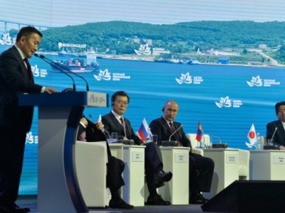 Эрчимтэй хөгжиж байгаа бүс нутаг, хоёр хөршийнхөө дунд бид арал шиг үлдэж болохгүй хэмээн Х.Баттулга үздэг... 