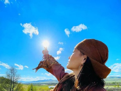 Жүжигчин Б.Номинд хуучраагүй стиль янзтай зохиж байна 