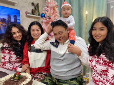 Найруулагч Хүсэлбаатар , жүжигчин Өлзийхүү нар Сүхбат аваргын ахтай ураг барилдав