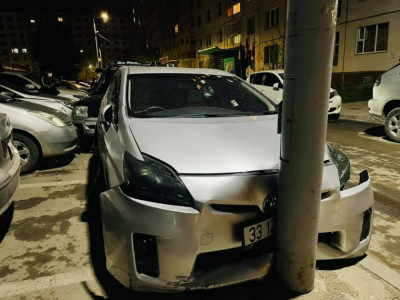 Согтуу жолооч зогсоолд тавьсан 20-иод машиныг мөргөжээ