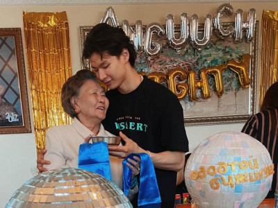 Ангууч ялалтын баяраа эмээтэйгээ хуваалцав