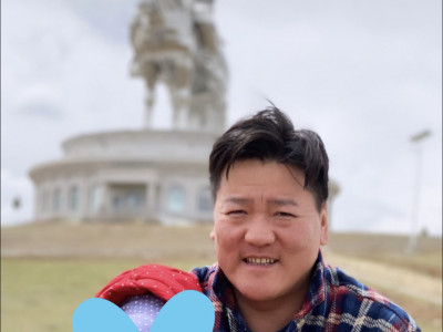 Жүжигчин Эрхэмээ хүүгийнхээ зургийг дарж сурахаар ухаалаг утас хэрэглэх болжээ