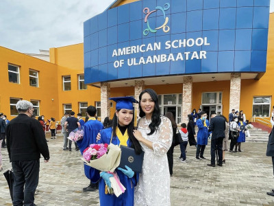 Топ модель Пүүжээгийн том охин сургуулиа төгсөв 