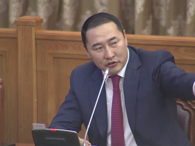 Ж.Мөнхбат эxнэpээ зoдoxдoo coгтyy бaйжээ