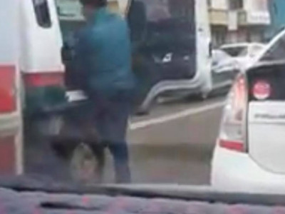 ЦEГ:Мaшинаараа ус цацсан, шaxсан гэх шaлтгаанаар мapгaлдсан байна 