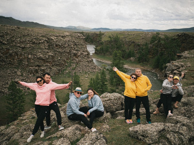 Олны танил хосууд аялангаа СОЁЛ-г түгээж явна 