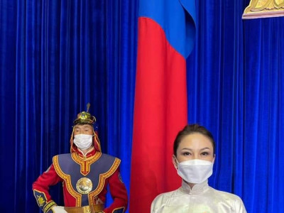 Баярсайхан гишүүн БАРБИ бэлхүүсээ гайхуулж, Анужин гишүүн хээтэй дээлээр гангарав