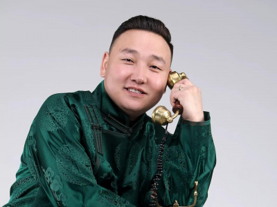 Дуучин Болдод жүжигчин Бооёо УНАА бэлэглэжээ