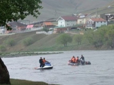 Гурван хүн гол гатлаж байгаад нэг нь живж, амиа алджээ