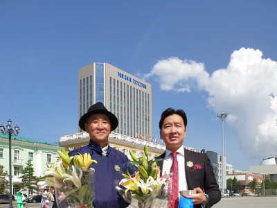 Чапи, Суурь нар АЛТАН гадас одонгоор энгэрээ мялаажээ