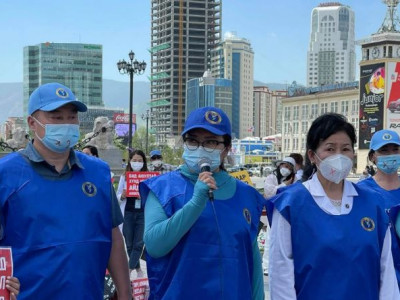 Эмч нар цалингаа нэмүүлэхийг шаардан хэвлэлд хандлаа