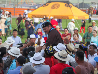 Б.Энхбат начны хүүхдүүд болон ээж нь БHСУ руу явахаар болжээ