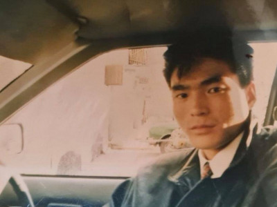 Энэ залуу хэн бэ