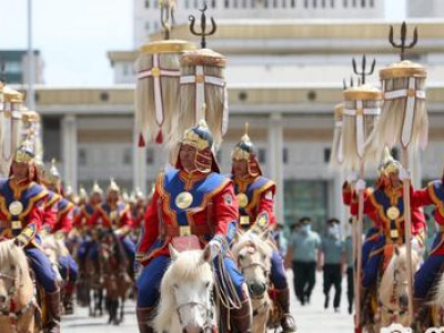 Төрийн есөн хөлт цагаан тугийг цэнгүүллээ 