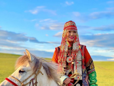 Т.Ариунаа: Мятаршгүй, дайчин, хэрсүү уран бүтээлч гэвэл Сарантуяа 