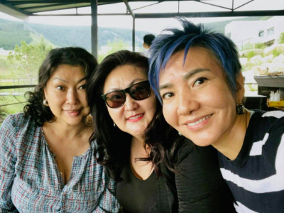 Монголдоо ирсэн  жүжигчин О.Энхтуул найзуудтайгаа уулзан нам жим амьдарч байна