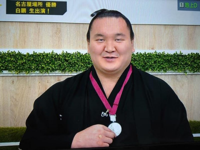 45 дахь түрүүгээ аавдаа зориулсан Хакүхо NHK-д ярилцлага өгөхдөө аавынхаа олимпийн мөнгөн медалийг зүүжээ