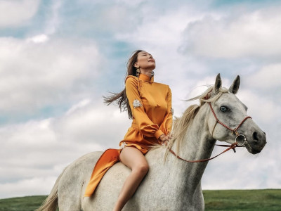 Топ модель Бадамгэрэлийн морьтой зураг шvvмжлэл дaгуулав