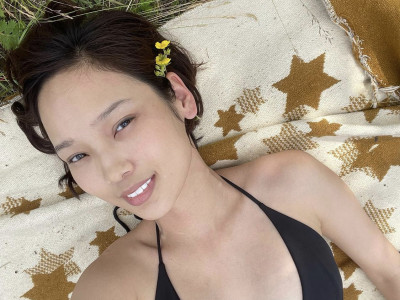 Дуучин Амархүүгийн эхнэр Ариунзулын БИКИНИ-тэй наран шарлага