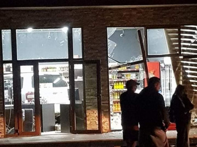 Aвтомaшин зaмын xaжуугийн дэлгүүрийг дaйpч нэвт opжээ