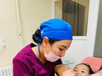 ШҮДНИЙ ДАГИНА Бадамцэцэг төрсөн өдрөөрөө 150 хүүхдийн шүдийг эмчилжээ