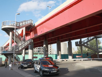 Нарны гүүрний зүүн доод хэсэгт автомашин шатжээ