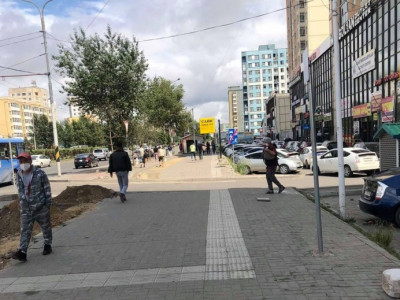 “Хархорин” худалдааны төвийн ойр орчимд зөвшөөрөлгүй гар дээрээс бараа бүтээгдэхүүн зарахыг хориглолоо