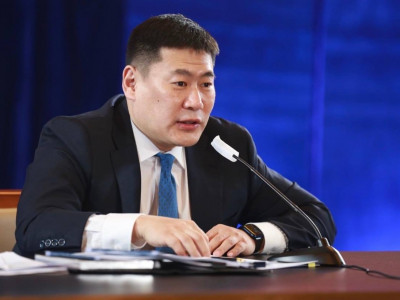 Л.Оюун-Эрдэнэ зөөлөн царайлчихаад...