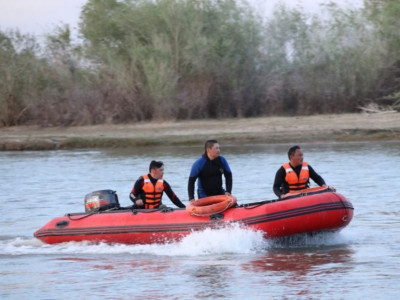 Автошины дотуур хаймар хийлж, усанд сэлж байхдаа салхинд туугдан эргээс холдож, живж нас баржээ