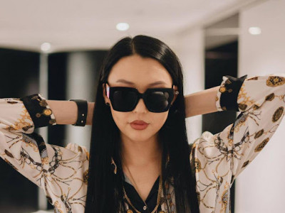 Реппер Mrs.M-ийн нүдний шилгүй төрх…