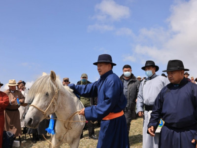 Монгол байгаа цагт уул овоогоо тахина 