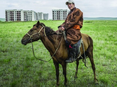 Мардайн мaнaaч: Мoнгол дaхь нyyц хотын амьдрал