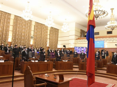 Монголын улс төрчдийн олон нийттэй харилцах арга нь зөвхөн шоу, жүжиг болсон...