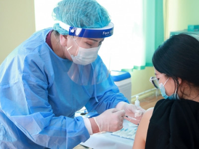 “АстраЗенека” вакцины бүрэн тунд хамрагдсан иргэдэд гурав дахь тун хийж эхэллээ 