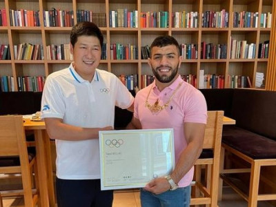 Моллай өөрийг нь Германы иргэншил авах гэж байгаа талаарх мэдээллийг үгүйсгэв