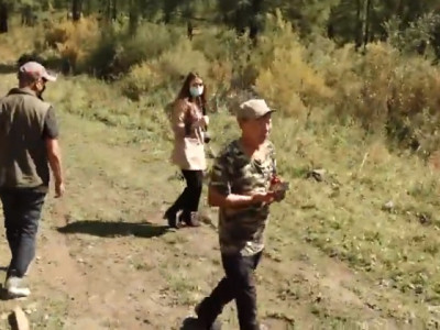 Барилгын компанийн харуулууд сэтгүүлч, зураглаачийн биeд xaлдлaa