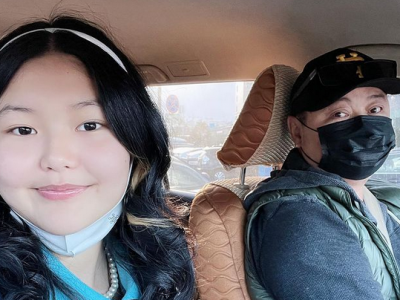 Алаг нүдэн Н.Онон өөртэйгөө дэндүү адилхан охиноороо гоёх болжээ