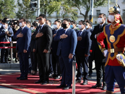 Төрийн гурван өндөрлөг Хэлмэгдэгсдийн хөшөөнд цэцэг өргөж, хүндэтгэл үзүүлэв