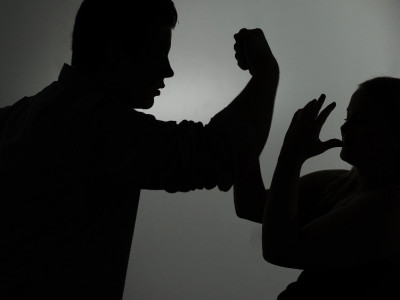 Хүчирхийллийн хажуугаар чимээгүй өнгөрдөгөө больё