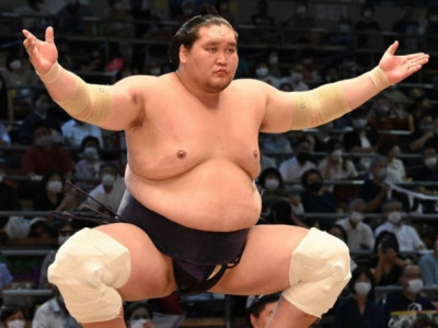 Монгол аваргууд сүмог өргөж явна 