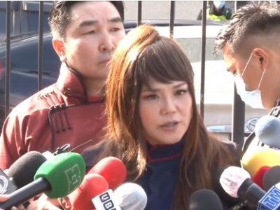 Дуучин Т.Ариунаа нөхөр Г.Буяндоржийн хамтаар xyгaцаагүй сyyлт зaрлажээ